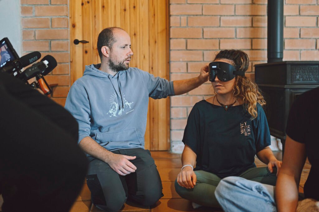 Participantes en un retiro visión intuitiva durante una sesión experimental sobre telepatía y emociones en un entorno natural