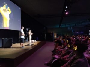 Se presenta inuitu en el festival de conciencia haciendo un experimento de intuición